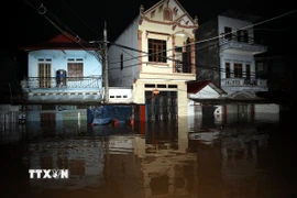 Lực lượng Quân đội, Công an tỉnh Lạng Sơn nỗ lực cứu trợ giúp dân vùng lũ. (Ảnh: Văn Đạt/TTXVN)