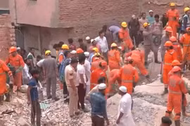 Lực lượng ứng phó thảm họa quốc gia (NDRF) và các đội cảnh sát có mặt tại hiện trường để tiến hành hoạt động cứu hộ. (Nguồn: ANI)
