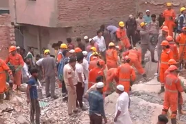 Lực lượng ứng phó thảm họa quốc gia (NDRF) và các đội cảnh sát có mặt tại hiện trường để tiến hành hoạt động cứu hộ. (Nguồn: ANI)