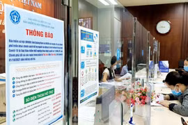 Tiếp nhận hồ sơ thu bảo hiểm xã hội. (Ảnh: PV/Vietnam+)