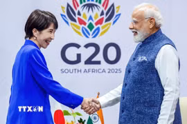 Thủ tướng Nhật Bản Sanae Takaichi và Thủ tướng Ấn Độ Narendra Modi tại cuộc gặp bên lề Hội nghị thượng đỉnh G20 ở Johannesburg, Nam Phi, ngày 23/11/2025. (Ảnh: ANI/TTXVN)