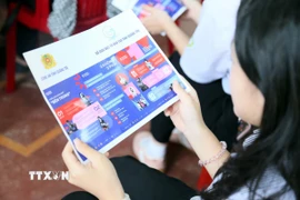Học sinh tiếp thu các kiến thức, kỹ năng nhận diện các nguy cơ, rủi ro trên không gian mạng từ Chiến dịch “Không một mình - Cùng nhau an toàn trực tuyến.” (Ảnh: Tá Chuyên/TTXVN)