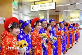 Các cặp đôi tham quan dự án tàu điện metro. (Ảnh: Thu Hương/TTXVN)