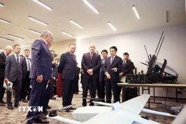 Tổng Bí thư Tô Lâm và Tổng thống Bulgaria Rumen Radev thăm quan các sản phẩm trưng bày. (Ảnh: Thống Nhất/TTXVN)