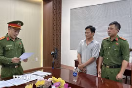 Cơ quan công an tống đạt quyết định khởi tố bị can, lệnh bắt tạm giam tài xế Thanh. (Ảnh: TTXVN phát)