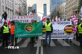 Nông dân tham gia biểu tình phản đối thỏa thuận thương mại tự do EU-Mercosur tại Vacsava, Ba Lan. (Ảnh: PAP/TTXVN)