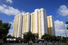 Các block chung cư trên đường Võ Văn Kiệt, quận Bình Tân, Thành phố Hồ Chí Minh. (Ảnh: Hồng Đạt/TTXVN)