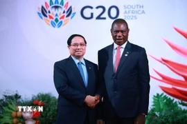 Phó Tổng thống Nam Phi Paul Mashatile đón Thủ tướng Phạm Minh Chính tham dự khai mạc Hội nghị Thượng đỉnh G20. (Ảnh: Dương Giang/TTXVN)
