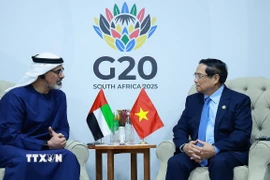 Thủ tướng Phạm Minh Chính gặp Hoàng Thái tử Abu Dhabi thuộc Các Tiểu vương quốc Arab Thống nhất (UAE) Khaled bin Mohamed bin Zayed Al Nahyan. (Ảnh: Dương Giang/TTXVN)