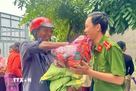 Công an xã Ia HDreh, tỉnh Gia Lai đưa hàng cứu trợ vào các vùng vẫn đang bị cô lập tại địa phương. (Ảnh: Hồng Điệp/TTXVN)