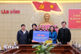 Bà Bùi Thị Minh Hoài trao 20 tỷ đồng của Ủy ban Trung ương Mặt trận Tổ quốc Việt Nam cho tỉnh Lâm Đồng khắc phục thiệt hại do thiên tai, mưa lũ. (Ảnh: Nguyễn Dũng/TTXVN)