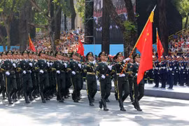 Lực lượng Quân đội Trung Quốc tham gia Tổng duyệt kỷ niệm 50 năm Ngày Giải phóng miền Nam, thống nhất đất nước. (Ảnh: Thanh Vũ/TTXVN)
