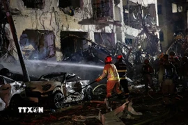 Lực lượng an ninh và cứu hộ Israel làm nhiệm vụ tại hiện trường đổ nát do trúng tên lửa phóng từ Iran tại Tel Aviv, Israel. (Ảnh: THX/TTXVN)