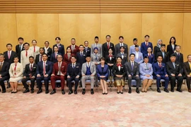 Thủ tướng Nhật Bản và các Trưởng đoàn Đại biểu Chương trình Tàu Thanh niên Đông Nam Á-Nhật Bản lần thứ 49. (Nguồn: Bộ Ngoại giao)