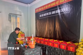 Thiếu tướng Nguyễn Trần Long, Phó Chính ủy Quân đoàn 34, thắp hương cho các hài cốt liệt sỹ. (Ảnh: TTXVN phát)