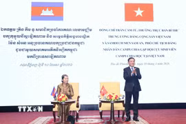 Thường trực Ban Bí thư Trần Cẩm Tú cùng Samdech Men Sam An, Phó Chủ tịch CPP, Chủ tịch Hội Hữu nghị Campuchia-Việt Nam, gặp gỡ cựu sinh viên Campuchia từng học tại Việt Nam. (Ảnh: Phương Hoa/TTXVN)