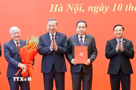 Tổng Bí thư, Chủ tịch nước Tô Lâm trao Quyết định của Bộ Chính trị về việc chỉ định Ban Chấp hành, Ban Thường vụ, Bí thư, Phó Bí thư Đảng ủy Quốc hội nhiệm kỳ 2025 -2030 cho Chủ tịch Quốc hội Trần Thanh Mẫn và các Phó Chủ tịch Quốc hội. (Ảnh: Doãn Tấn/TTXVN)