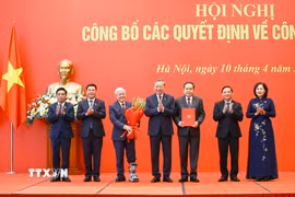 Tổng Bí thư, Chủ tịch nước Tô Lâm trao Quyết định của Bộ Chính trị về việc chỉ định Ban Chấp hành, Ban Thường vụ, Bí thư, Phó Bí thư Đảng ủy Quốc hội nhiệm kỳ 2025 -2030 cho Chủ tịch Quốc hội Trần Thanh Mẫn và các Phó Chủ tịch Quốc hội. (Ảnh: Doãn Tấn/TTXVN)
