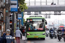 Nhiều người lớn tuổi sử dụng phương tiện xe buýt để đi lại. (Ảnh: Tiến Lực/TTXVN)