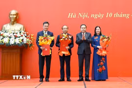 Chủ tịch Quốc hội Trần Thanh Mẫn trao Quyết định và tặng hoa cho các Bí thư các Đảng ủy: Ủy ban Pháp luật và Tư pháp; Ủy ban Dân nguyện và Giám sát, Kiểm toán nhà nước nhiệm kỳ 2025-2030. (Ảnh: Doãn Tấn/TTXVN)