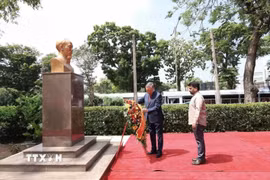 Tổng Bí thư, Chủ tịch nước dâng hoa tượng Chủ tịch Hồ Chí Minh ở Thủ đô Colombo