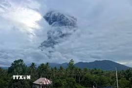 Tro bụi phun lên từ núi lửa Dukono ở tỉnh Bắc Maluku, Indonesia. (Ảnh: THX/TTXVN)
