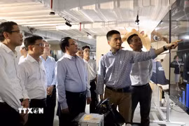 Lãnh đạo Công ty TNHH Zalo Platforms, VNG Corporation giới thiệu các sản phẩm công nghệ với Phó Thủ tướng Hồ Quốc Dũng. (Ảnh: Xuân Anh/TTXVN)