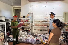 Phòng Cảnh sát kinh tế, Công an tỉnh Quảng Trị đã ra quyết định khởi tố vụ án hình sự, khởi tố bị can đối với hai đối tượng về tội “Xâm phạm quyền sở hữu công nghiệp.” (Ảnh: TTXVN phát)