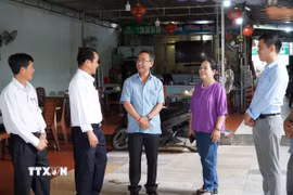 Cán bộ phường Đăk Cấm tổ chức tuyên truyền, vận động người dân sẵn sàng tạo điều kiện cho công tác thăm dò và khai quật, tìm kiếm hài cốt liệt sỹ. (Ảnh: Dư Toán/TTXVN)