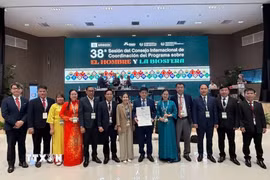 Lãnh đạo tỉnh Quảng Trị và Ban quản lý Vườn quốc gia Phong Nha-Kẻ Bàng đón nhận Giấy chứng nhận Phong Nha-Kẻ Bàng là Khu Dự trữ sinh quyển thế giới. (Ảnh: TTXVN phát)