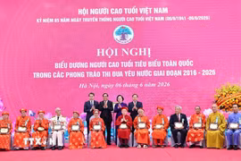 Đồng chí Phạm Thị Thanh Trà, Bí thư Trung ương Đảng, Phó Thủ tướng Chính phủ, Chủ tịch Ủy ban Quốc gia về Người cao tuổi Việt Nam, và đồng chí Nguyễn Thanh Bình, nguyên Ủy viên Trung ương Đảng, Phó Chủ tịch Ủy ban Quốc gia về Người cao tuổi Việt Nam, Chủ tịch Hội Người cao tuổi Việt Nam, trao Kỷ niệm chương cho các đại biểu tiêu biểu. (Ảnh: Minh Đức/TTXVN)