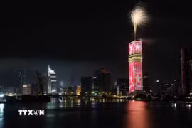 Điểm bắn pháo hoa tại Tháp Saigon Marina IFC (phường Sài Gòn). (Ảnh: Thu Hương/TTXVN)