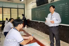 Thí sinh dự thi tại điểm thi Trường Trung học Phổ thông Trưng Vương (Quận 1). (Ảnh: Thu Hoài/TTXVN)