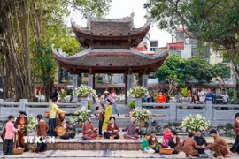 Các nghệ sỹ biểu diễn bài xẩm "Vui nhất có chợ Đồng Xuân." tại không gian Hồ Văn (Văn Miếu-Quốc Tử Giám). (Ảnh: Khánh Hòa/TTXVN)