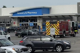 Cảnh sát phong tỏa lối vào siêu thị Walmart ở Traverse City. (Nguồn: AP)
