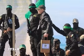Một con tin Israel được cánh quân của phong trào Hamas trả tự do và bàn giao cho Hội Chữ Thập Đỏ quốc tế tại thành phố Gaza, ngày 9/2. (Ảnh: IRNA/TTXVN)