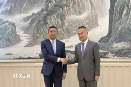 Đại sứ Việt Nam tại Trung Quốc Phạm Thanh Bình (trái) hội kiến Trưởng Ban Liên lạc Đối ngoại Trung ương Đảng Cộng sản Trung Quốc Lưu Hải Tinh. (Ảnh: TTXVN phát)