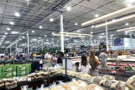 Khách hàng mua sắm tại một trung tâm thương mại ở bang Maryland, Mỹ. (Ảnh: Ngọc Quang/TTXVN)