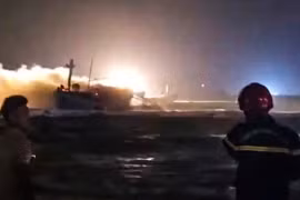 Hiện trường vụ cháy tàu cá QNg-55376 TS đang neo đậu tại vùng biển thôn Phước Thiện, xã Vạn Tường (Quảng Ngãi).