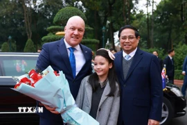 Thủ tướng Phạm Minh Chính đón Thủ tướng New Zealand Christopher Luxon. (Ảnh: Dương Giang/TTXVN)