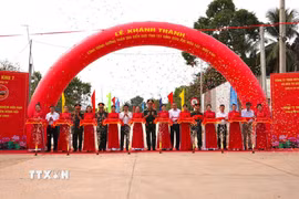 Các đại biểu cắt băng khánh thành công trình dự án đường Tuần tra biên giới tỉnh Tây Ninh. (Ảnh: Thanh Tân/TTXVN)