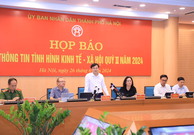 Ông Trương Việt Dũng, Chánh Văn phòng Ủy ban Nhân dân thành phố Hà Nội thông tin về tình hình kinh tế-xã hội 6 tháng đầu năm của Hà Nội. (Ảnh: Xuân Quảng/Vietnam+)
