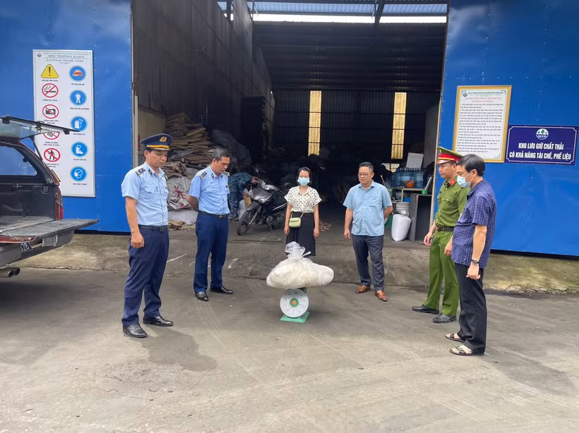Lực lượng chức năng tỉnh Hải Dương xử lý bánh phở dương tính với phoóc môn. (Ảnh: PV/Vietnam+)