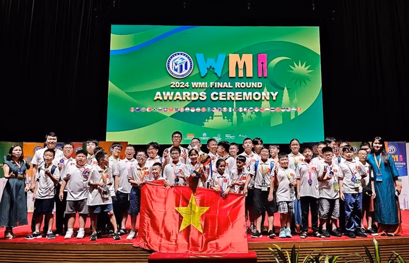 Toàn bộ 34 thành viên của đoàn học sinh Việt Nam đều giành giải trong Kỳ thi Toán quốc tế WMI năm 2024. (Ảnh: PV/Vietnam+)