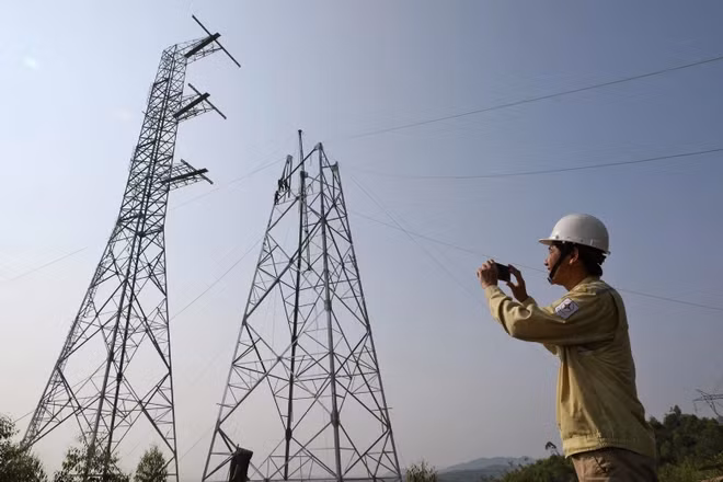 Nhân viên EVN kiểm tra các thiết bị điện. (Ảnh: PV/Vietnam+)