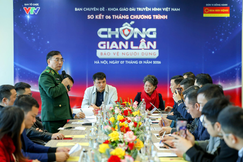 Thiếu tướng Đỗ Ngọc Cảnh, Cục trưởng Cục Phòng chống Ma túy và Tội phạm, Bộ đội Biên phòng trao đổi về tình hình buôn lậu tại một số điểm biên giới. (Ảnh: PV/Vietnam+)