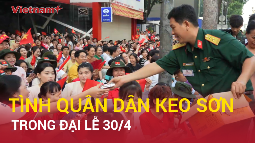 Xúc động tình quân dân keo sơn trong ngày đại lễ kỷ niệm 50 năm Giải phóng miền Nam