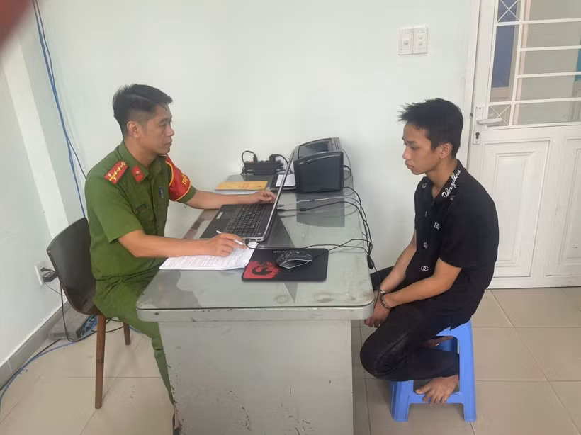 Đối tượng Nguyễn Thái Sang tại cơ quan Công an sau khi bị bắt giữ vì hành vi cướp giật túi xách của phụ nữ lớn tuổi khuyết tật. (Ảnh: PV/Vietnam+)