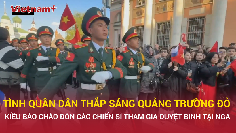 Kiều bào tại Nga chào đón các quân nhân Việt Nam hợp luyện duyệt binh tại Moskva