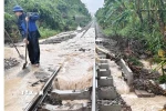 Một đoạn đường sắt đi qua tỉnh Đắk Lắk bị mưa lũ làm hư hỏng. (Ảnh: TTXVN phát)